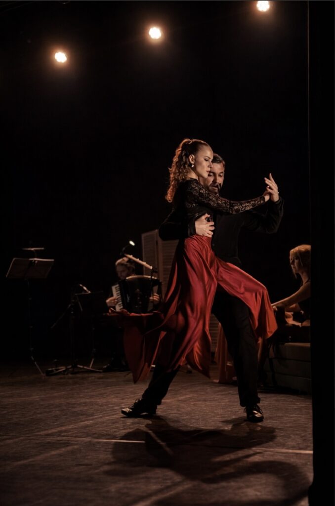 Argentinietiško tango šokėjų duetas aistringame pasirodyme Teatro Del Paso scenoje