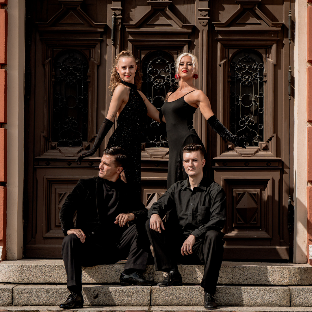 1 Argentinietiško tango poros šoka grupinių pamokų metu Vilniuje Teatro Del Paso
